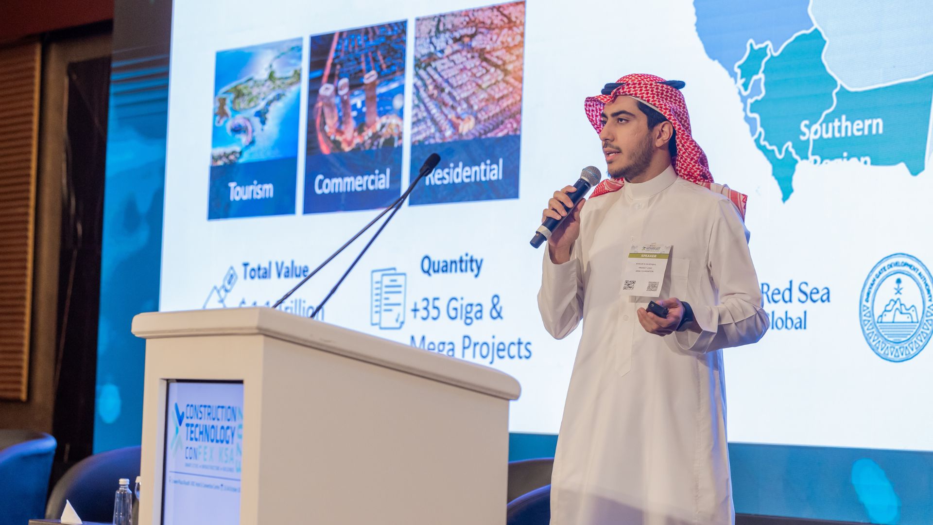 Speaker Holds a Presentation About Desertboard at the Conference