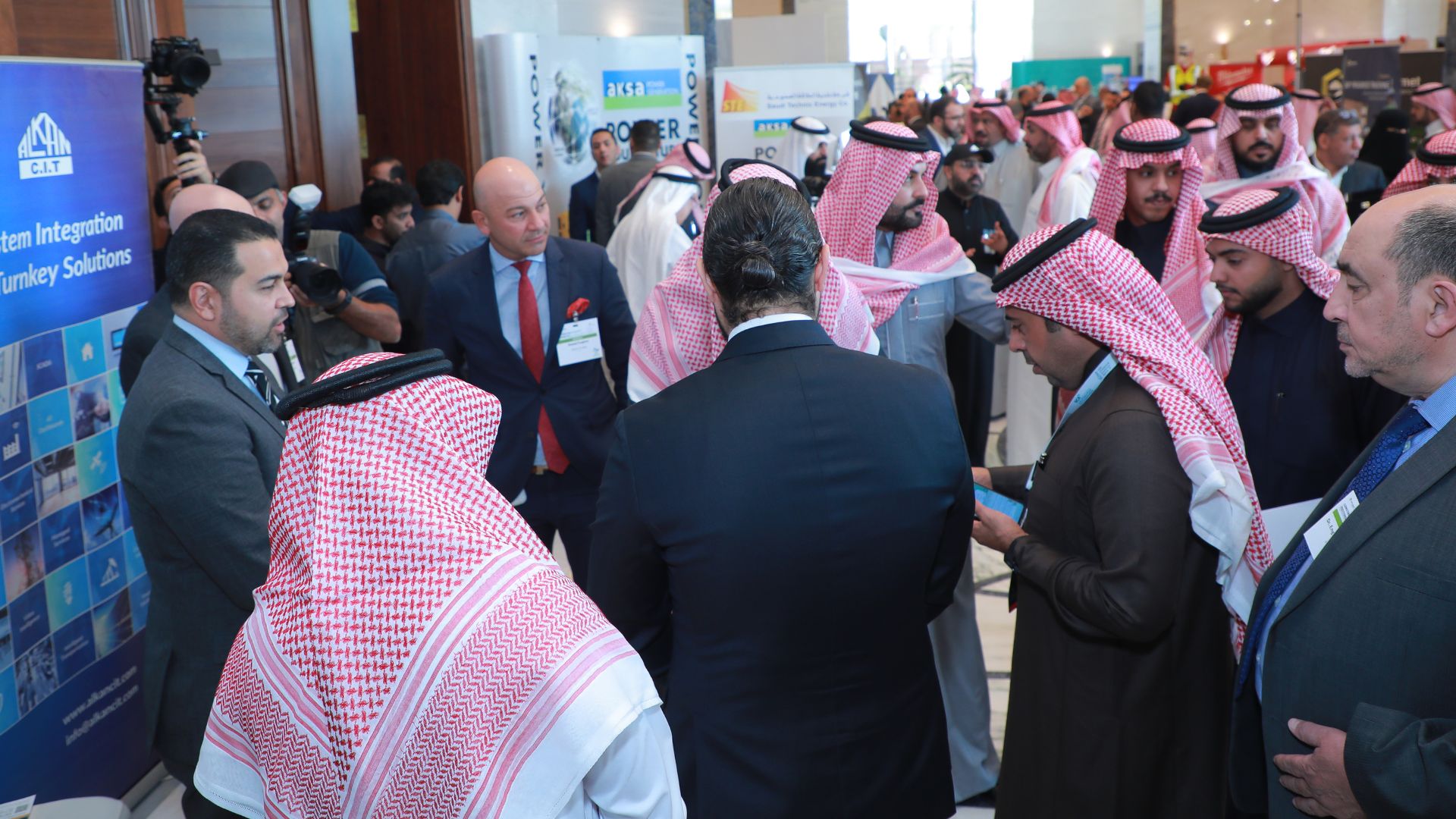 Industry Professionals Networking at CTF KSA Event Discussing Innovation in Saudi Arabia's Construction Sector